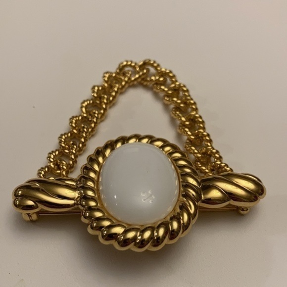 VTG Monet oval white enamel stone framed in gold tone frame/bar w/hanging chain - Picture 5 of 8